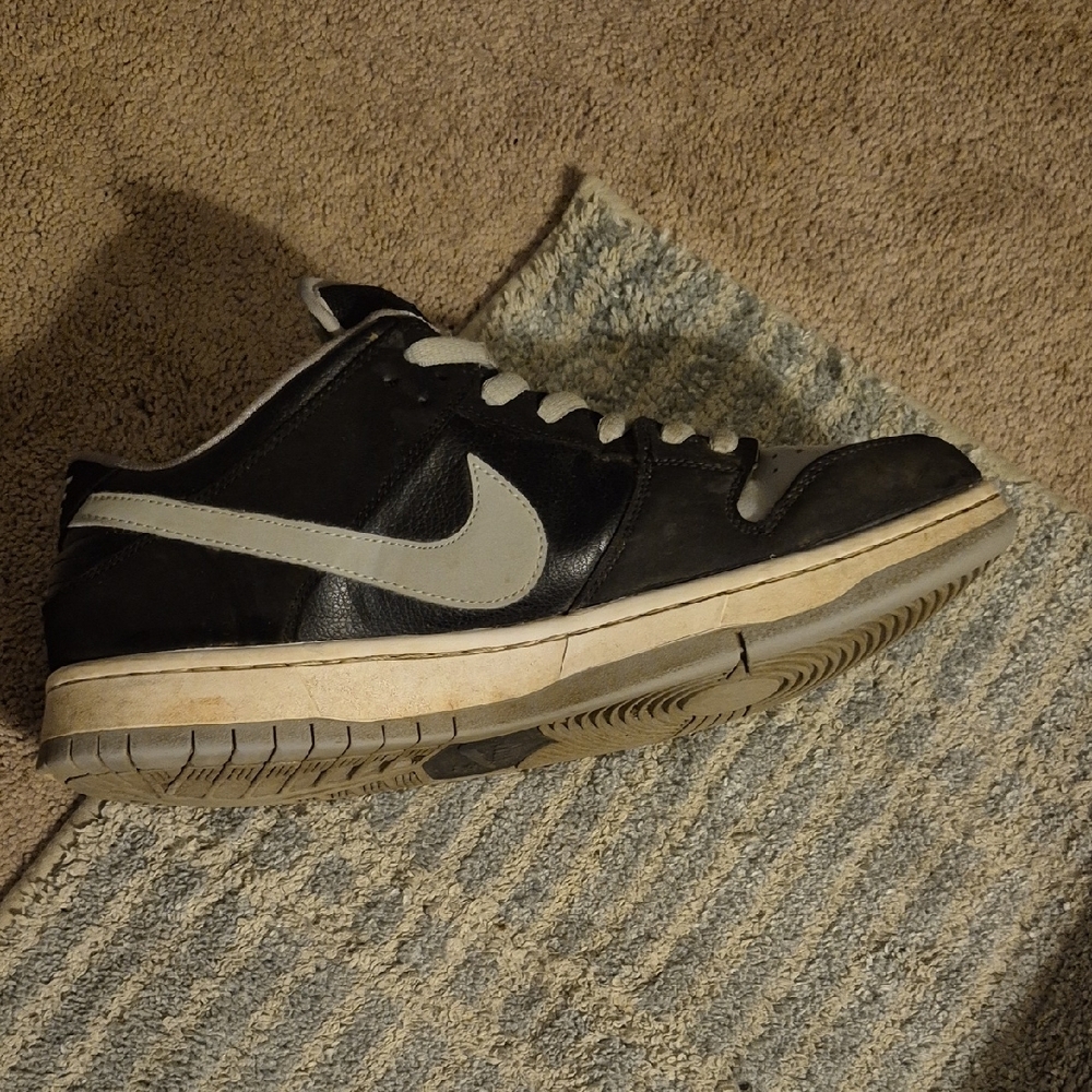 Nike Black and Gray Athletic Shoes for Performance - Picture 3 of 3